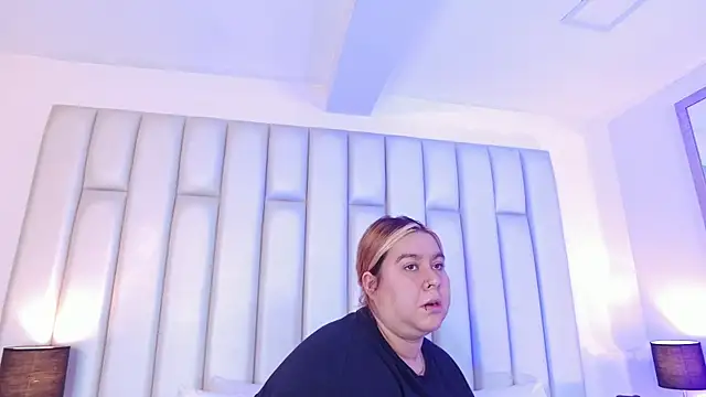 aandreaperez online show from February 4, 1:03 pm