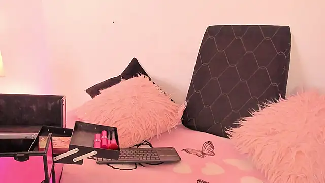 SophieRossi online show from November 26, 4:24 am