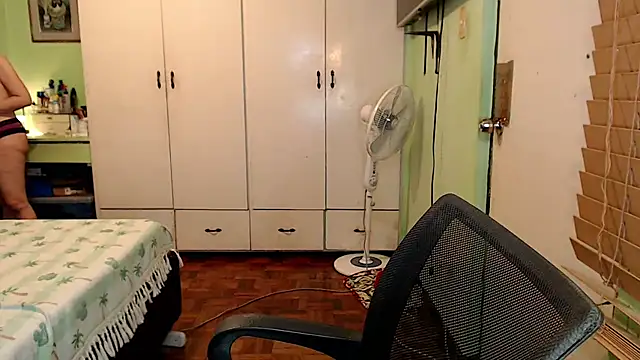 Snapshot of Ezradeliciosa chatting on October 6, 6:52 am Ezradeliciosa online show from October 6, 6:52 am