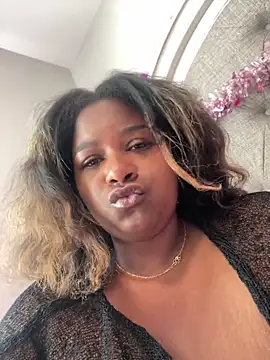 BigFineSelena online show from April 11, 3:05 pm