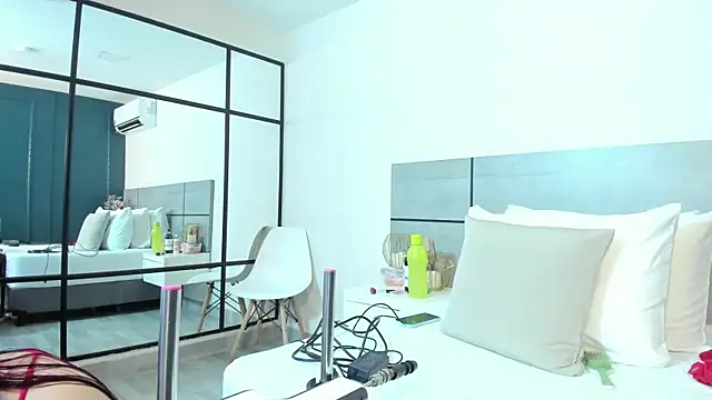 EmmaSmith2 online show from April 2, 2:53 am