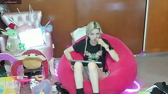 Skinygirl online show from June 1, 11:27 pm
