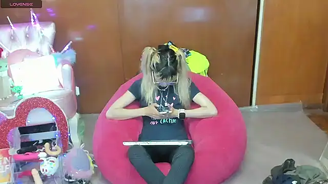 Skinygirl online show from April 16, 10:45 pm