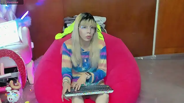 Skinygirl online show from April 8, 1:19 am