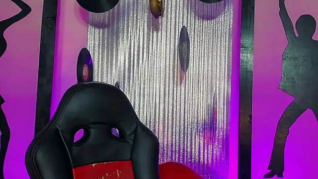 nickyminach  online show from April 7, 7:38 pm