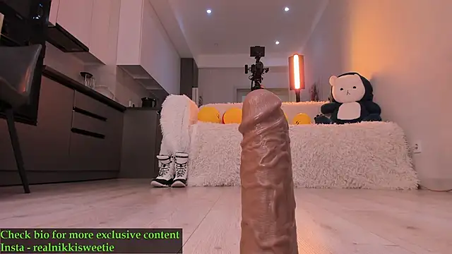 nikkisweetie online show from June 8, 1:23 am