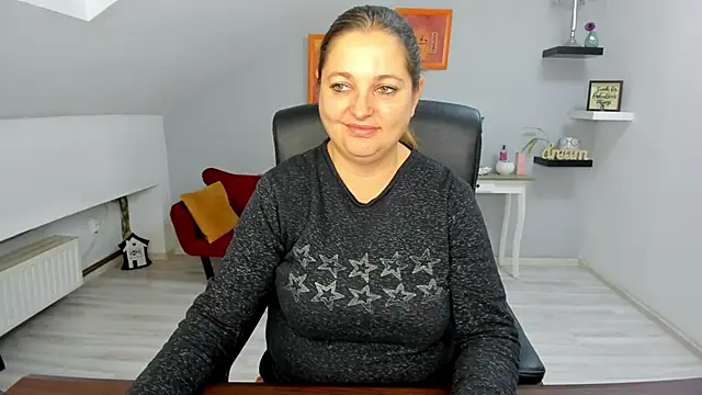 LollaGirl online show from November 5, 4:18 am