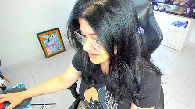 BellaFlaming online show from April 4, 11:20 am