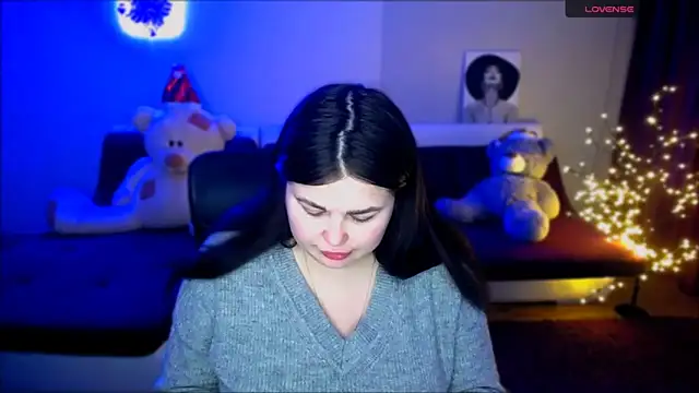 Emily Mo online show from December 2, 7:10 am