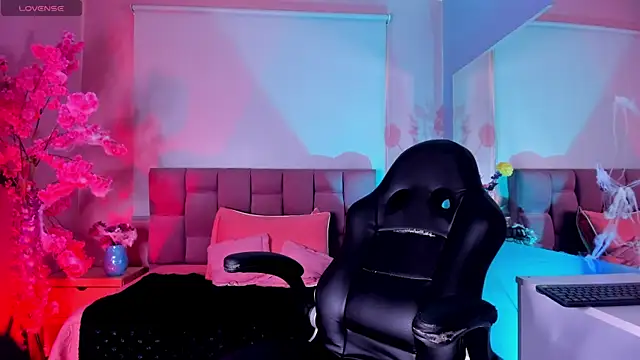 mia thompsonn  online show from October 31, 3:16 pm