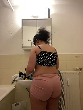 Sarahkhaalifa online show from November 15, 9:05 pm