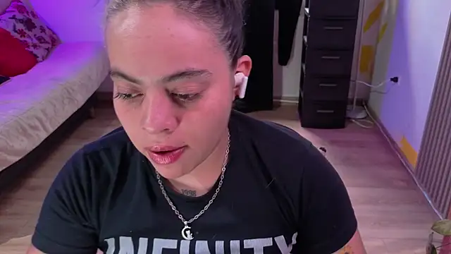 Cuttiealice online show from November 12, 5:00 pm