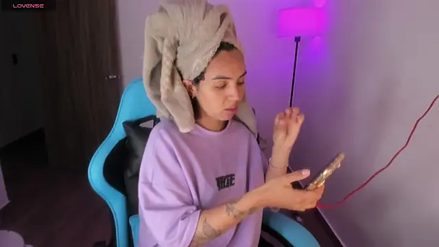 Emily Nicole online show from December 17, 7:18 pm