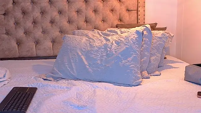 KeryHillson online show from December 14, 1:06 pm