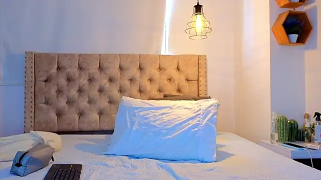 KeryHillson online show from April 1, 1:41 pm