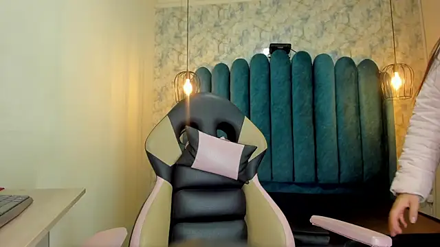 nalalye cruzz  online show from October 29, 3:11 am