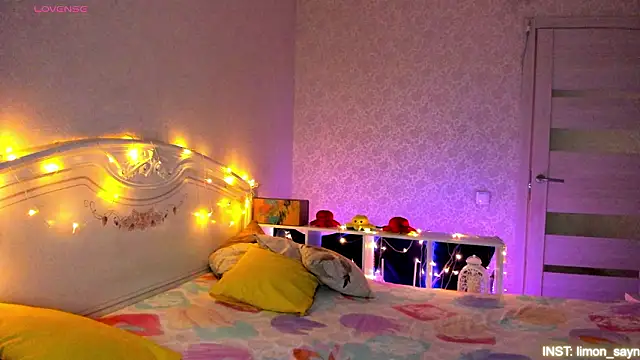 LillyMoure  online show from March 18, 11:21 pm