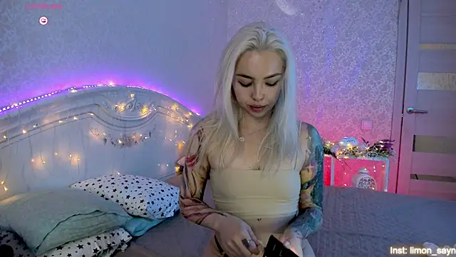 LillyMoure  online show from September 21, 2:32 am