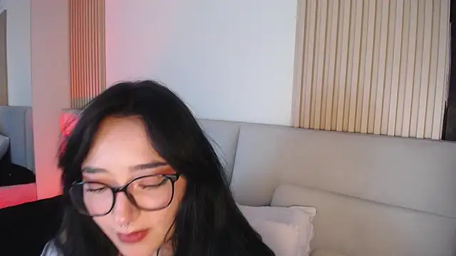 Snapshot of Miss_Loise chatting on October 22, 4:28 am Miss Loise online show from October 22, 4:28 am