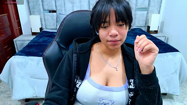 laureentt  online show from February 3, 3:15 am