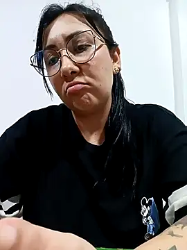 Snapshot of You-kitty2025 chatting on October 19, 12:34 am You-kitty2025 online show from October 19, 12:34 am