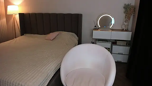 missliiaa online show from February 12, 7:32 am