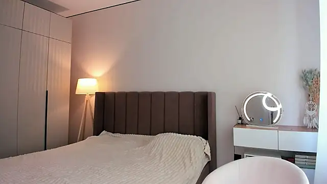 missliiaa online show from February 13, 8:05 am