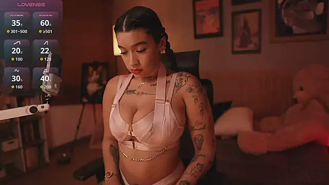 HannahW  online show from November 22, 11:29 pm