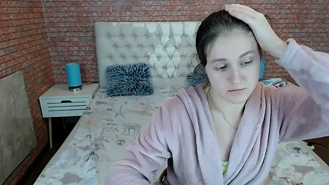 Holliy Cooper online show from October 28, 1:39 pm